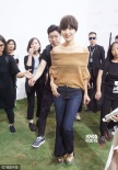 小宋佳短发凌乱露香肩 获助理左右搀扶显大牌