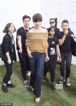 小宋佳短发凌乱露香肩 获助理左右搀扶显大牌