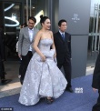 准新娘钟丽缇爆乳礼服捞金 获众人伺候大牌十足