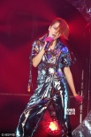 梁咏琪巡演合肥站着抹胸礼服登台 造型华丽多变