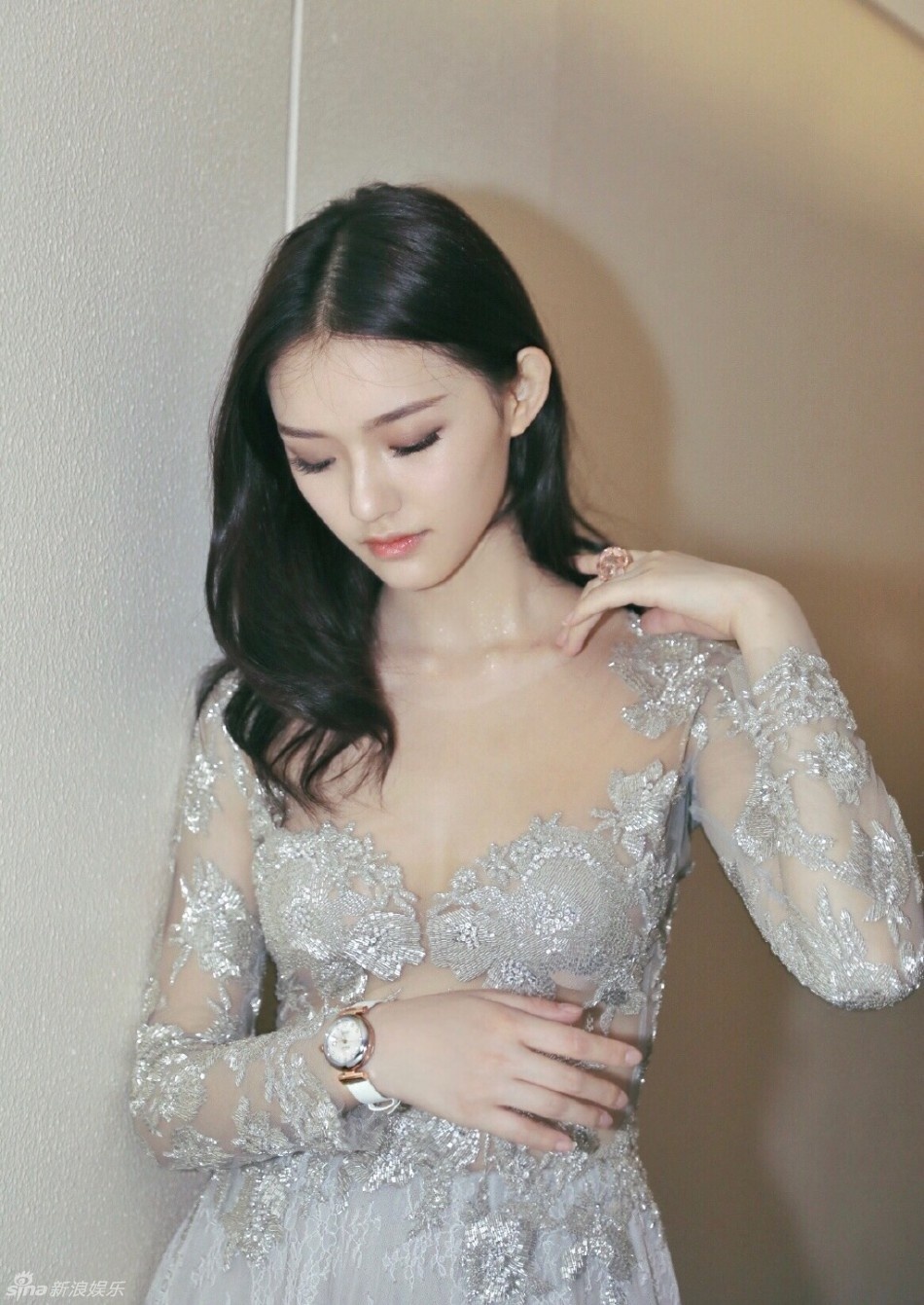 20岁林允着性感低胸蕾丝裙亮相 美胸美背诱人