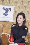杨子姗直播夸老公完美 自曝《南极绝恋》中全裸背