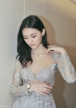 20歲林允著性感低胸蕾絲裙亮相 美胸美背誘人
