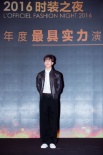 小王子！井柏然宮廷風(fēng)襯衫混搭機(jī)車夾克登紅毯