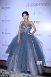 女星童菲低胸紗裙巨乳吸睛 離場披圍巾遮胸御寒