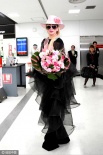 Lady GaGa东京机场大露背看呆宅男粉 360度献吻