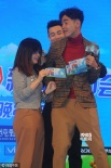 黄晓明背后杀吓坏阮经天 岳云鹏薛之谦抢抱女粉