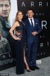艾米·亞當(dāng)斯透視裝亮相《降臨》首映 與老公狂吻