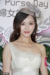 唐嫣着白色修身长裙出席活动 秀美肩仙气十足