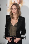 《天文馆》首映 德普女儿着性感抹胸身材超有料