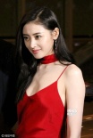 “太子妃”张天爱穿着大红吊带秀美胸白皙诱人