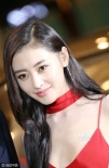 “太子妃”張?zhí)鞇鄞┲蠹t吊帶秀美胸白皙誘人