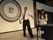 皮特放电送飞吻 喜爱中国文化学功夫茶写汉字