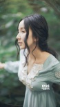 婁藝瀟卷發(fā)長(zhǎng)裙拍文藝寫(xiě)真 略施粉黛氣質(zhì)靈動(dòng)