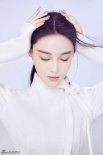 張馨予最新寫真黑白look變御姐 霸氣性感大秀美背