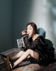 杨幂不惧严寒大秀长腿 吮指露香肩少女心爆棚