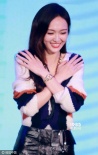 唐嫣大秀美腿交叉抱胸 同粉丝拥抱合影亲切度满分