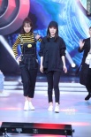 楊冪、沈夢辰彩排走秀秒變超模 顏值高秀美腿