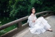 轻纱包裹雪肤 张馨予写真绿林丛中点脚似仙女