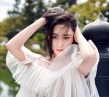 轻纱包裹雪肤 张馨予写真绿林丛中点脚似仙女