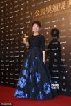 金燕玲凭《一念无名》夺最佳女配 后台开心捧奖杯