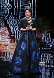 金燕玲獲得最佳女配角 登臺(tái)落落大方溫柔沉靜