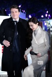 范爷为圣诞亮灯红唇诱人 获外籍男高层搀扶热聊