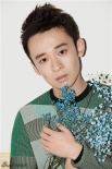 清貴范兒十足！ 董子健最新寫真演繹花兒與少年