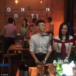 楊冪泰國拍片扯董子健領(lǐng)帶 回頭玩合影比V顯親密