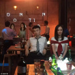 楊冪泰國拍片扯董子健領(lǐng)帶 回頭玩合影比V顯親密