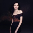亦攻亦仙！ 唐嫣最新年历造型帅气甜美秀蛮腰香肩