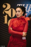 鐘麗緹攜小12歲丈夫張倫碩撈金 相擁熱吻秀恩愛