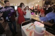 周海媚50岁生日派对粉嫩似少女 见家人感动落泪