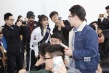 柳岩空降西安扮老师点名 吃手抓饼与学生跳舞嗨翻