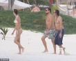 小李子获比基尼美女相陪海边度假 肚大发福变大叔