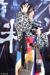 陈乔恩显胖造型似打翻调色盘 遭靳东“摸头杀”