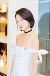 周冬雨著性感白裙出席活動 露香肩美背嘟嘴賣萌