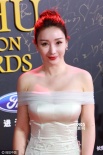 柳岩着一字肩长裙出席活动 大晒傲人美胸性感迷人