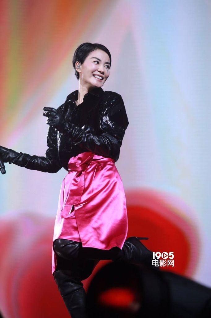 王菲演唱会妆容有个性 刘嘉玲陈奕迅章子怡等捧场