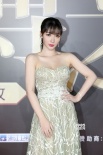 柳岩惊艳亮相某盛典 浅绿裹胸裙大秀香肩雪肌