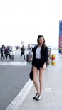 林允机场街拍照曝光 造型风中凌乱美腿“直长白”