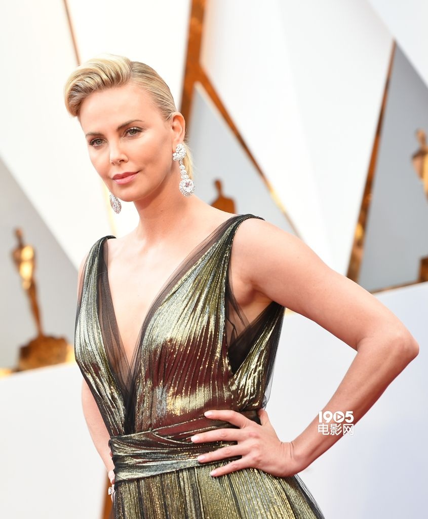 查理兹·塞隆黑金深v长裙出场 高雅性感气场全开