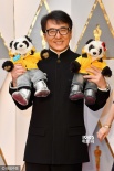 成龙获终身成就奖 红毯上举熊猫玩偶开心卖萌
