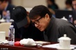 聚焦两会：分组讨论休息时张国立成龙聊悄悄话