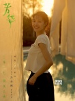 《芳华》杀青曝剧照 冯小刚激动拥抱黄轩与苗苗