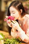 张天爱新片展香草系女生魅力 徜徉花间仙气足