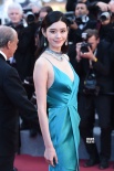 超模奚梦瑶亮相戛纳红毯 穿蓝色长裙秀纤腰美腿