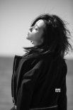 杨子姗戛纳海边再发大片 阳光沙滩大秀美腿