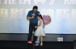 “推銷員”導(dǎo)演攜女登臺(tái)求排片 落淚自曝幕后坎坷