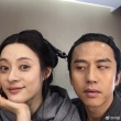 孫儷《影》戲份殺青與導(dǎo)演合影 鄧超曝長發(fā)造型